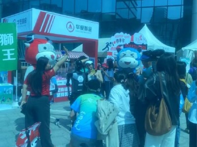 视频|人形机器人半马天工夺冠！华夏基金成赢家！现场展台人气爆棚 机器人ETF三年增34倍、今年增182%达116亿