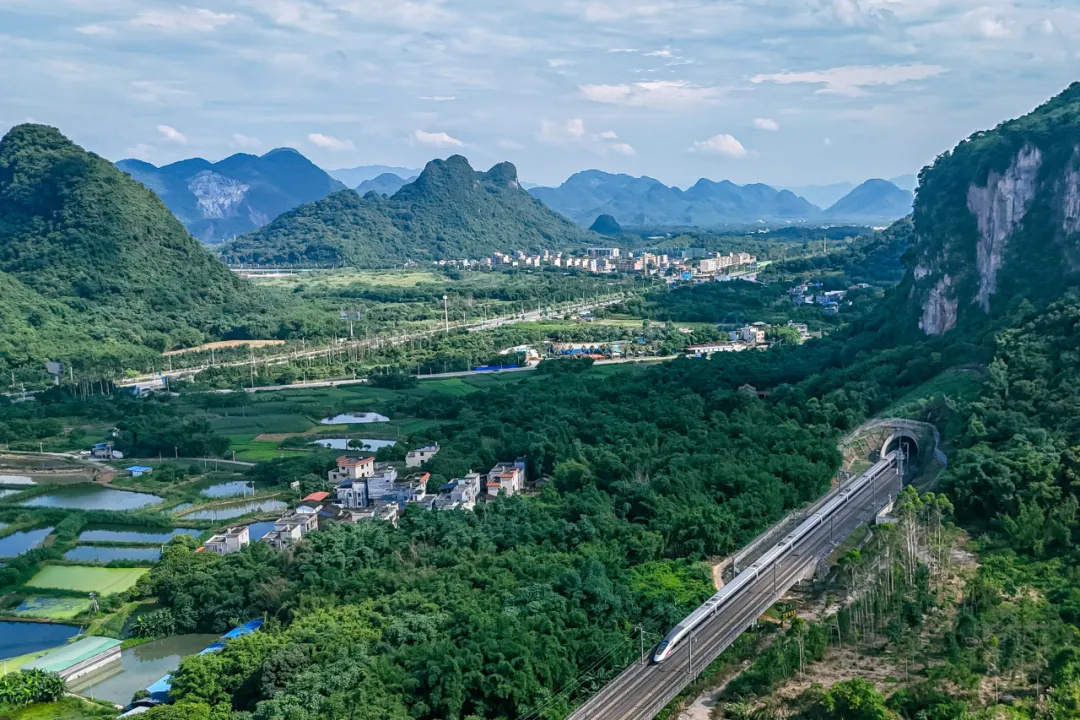 今日起，全国铁路实行新的列车运行图 第7张